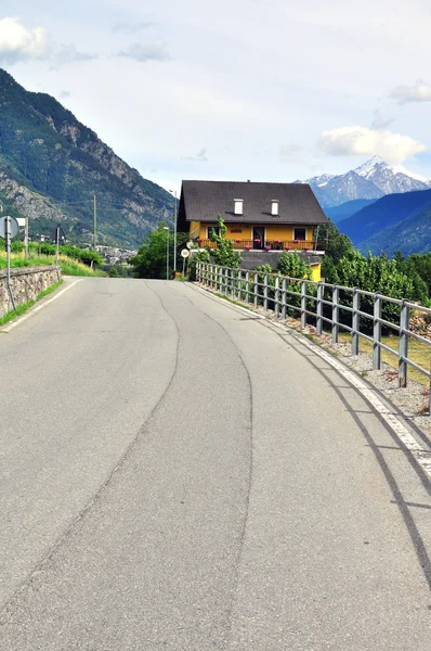 Casa amarilla en los Alpes — Foto de Stock