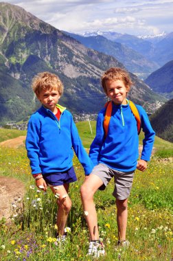 Dağları'nda iki gülümseyen çocuklar