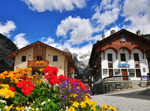 Stad plein van Courmayeur, Italië — Stockfoto