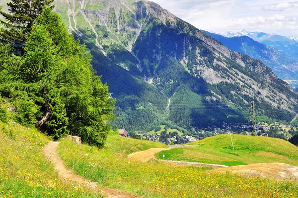 Caminho sinuoso em Alpes italianos — Fotografia de Stock