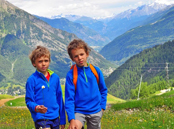 Deux garçons en montagne — Photo