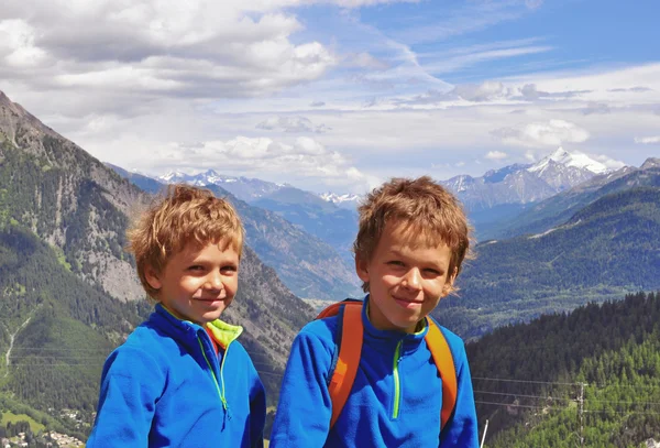 Two smiling boys in mountains — Stock Photo, Image