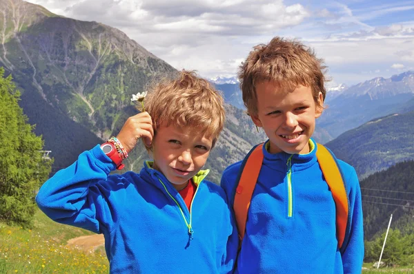 Dois meninos nas montanhas — Fotografia de Stock