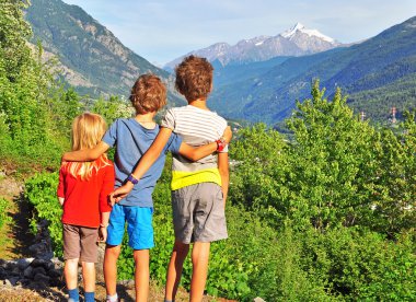 Üç çocuk dağlarda ayakta