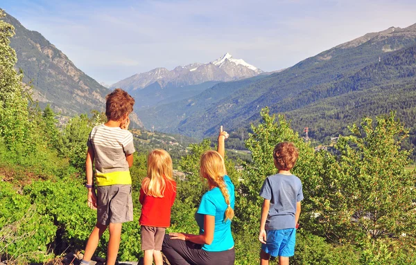 Family in mountains — Stock Photo, Image