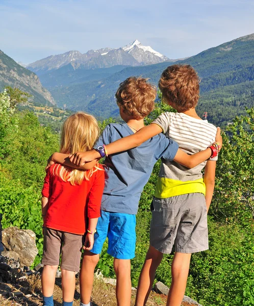 Niños caminando en las montañas —  Fotos de Stock