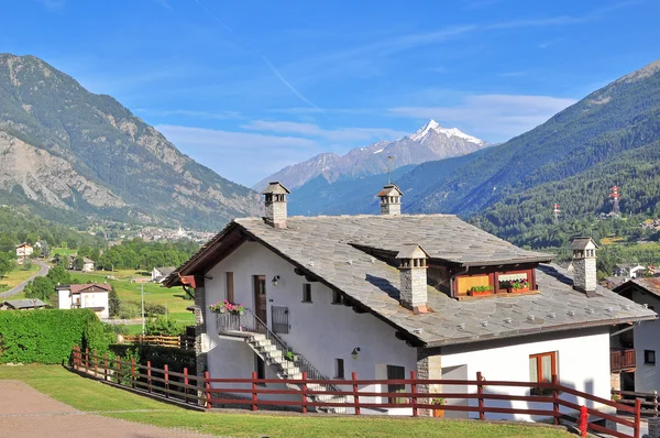 Maison dans les Alpes — Photo