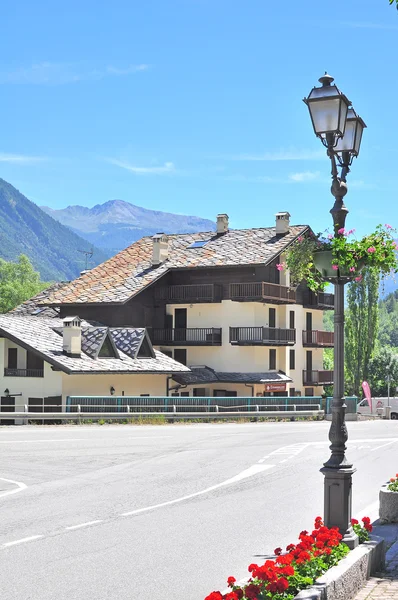 Альпійські будинок — стокове фото