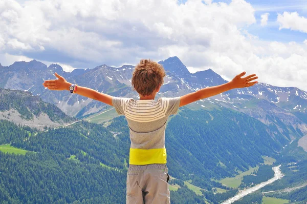 Ragazzo che abbraccia il mondo — Foto Stock