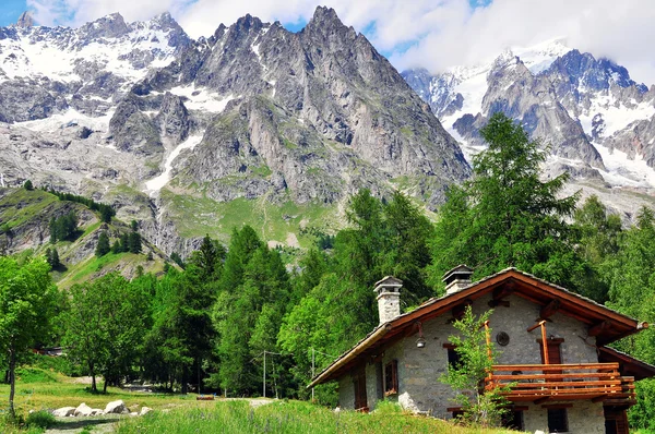 Casa alpina — Fotografia de Stock