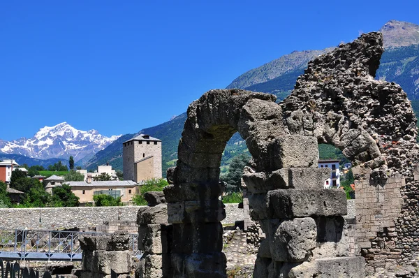 Старовинної архітектури Aosta — стокове фото