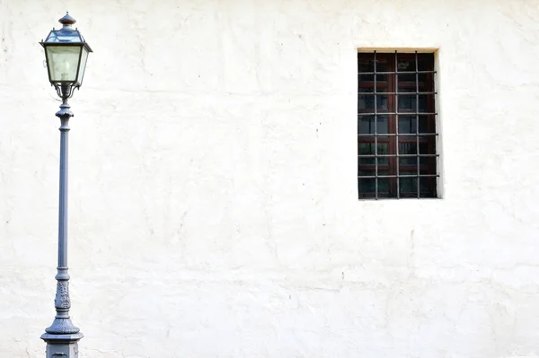 Laterne und Fenster — Stockfoto