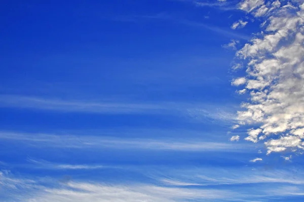 Ciel bleu avec nuages — Photo