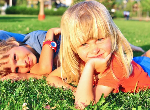 Niños en la hierba —  Fotos de Stock