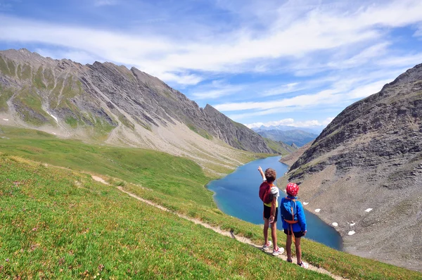 Dos niños en el lago — Foto de Stock