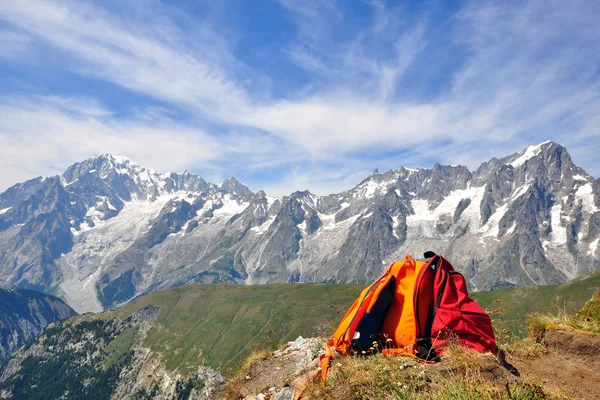 Mochilas en las montañas — Foto de Stock