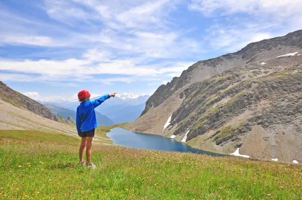 Jongen op het bergmeer — Stockfoto