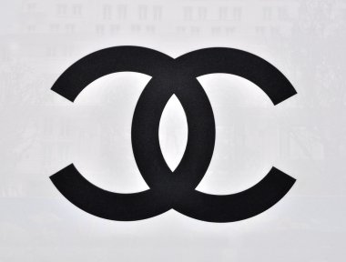 Beyaz arka plan üzerinde Chanel logosu