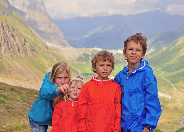 Famille en montagne — Photo