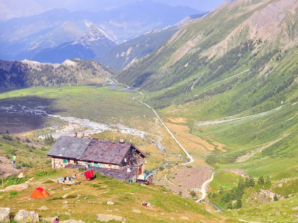 Haus in den Alpen — Stockfoto