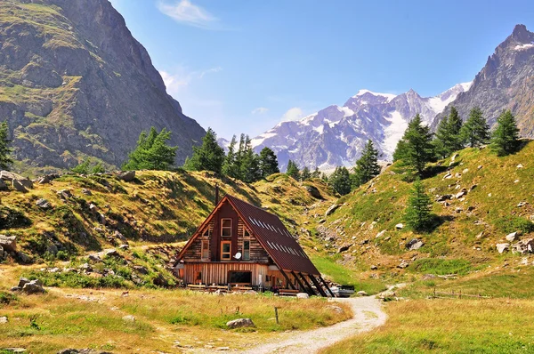 Chalet İtalyan Alpleri'nde — Stok fotoğraf