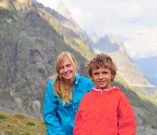 Jeune femme avec un fils dans les montagnes — Photo