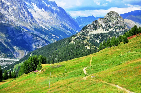 Estrada sinuosa em Alpes — Fotografia de Stock