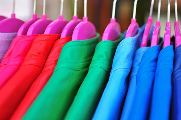 Красочные кожаные куртки — стоковое фото
