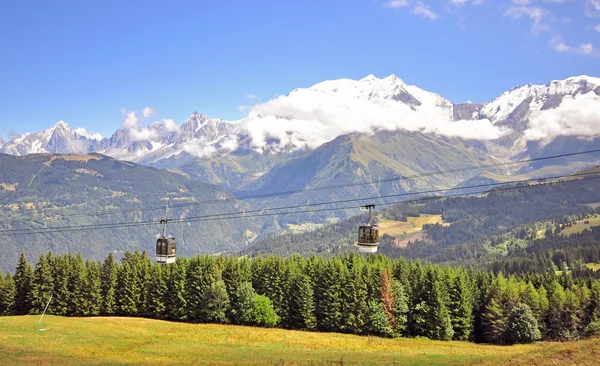 缆车在法国阿尔卑斯山 — 图库照片