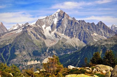 dağlar ve gökyüzü