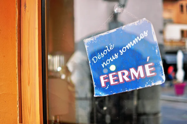 Signo cerrado en francés — Foto de Stock