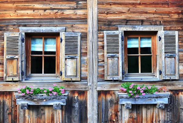 Windows of an old wooden house — Stock Photo, Image