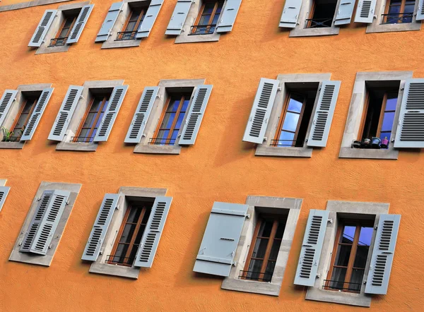 Janelas de casa aberta — Fotografia de Stock