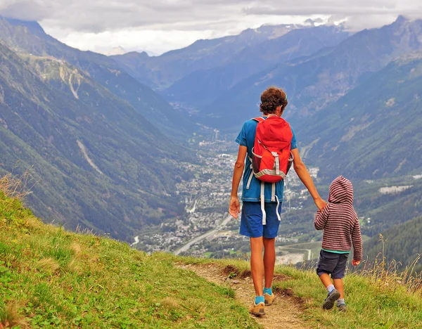 Papà con un figlio che cammina in montagna — Foto Stock