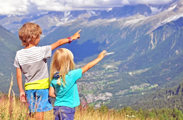 Garçons en montagne — Photo