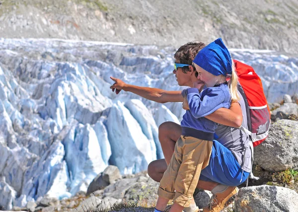 Hombre con un hijo en el glaciar — Foto de Stock