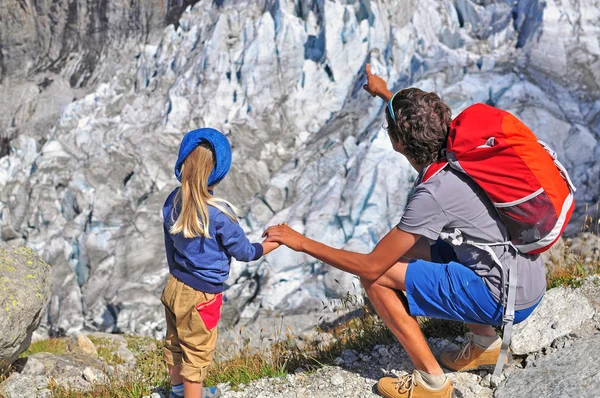 Hombre con un niño en el glaciar — Foto de Stock