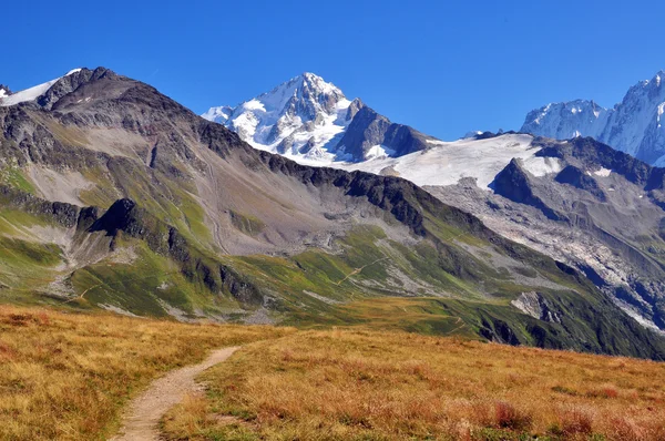 Französische Alpen im Sommer — Stockfoto