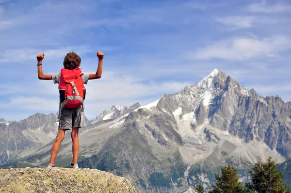 Ragazzo che guarda le montagne, Francia — Foto Stock