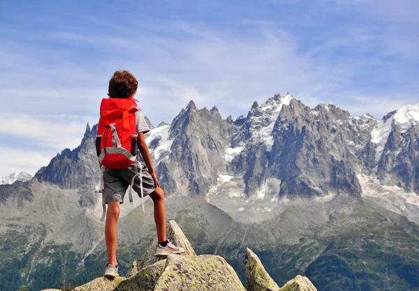 Jongen op zoek naar bergen — Stockfoto