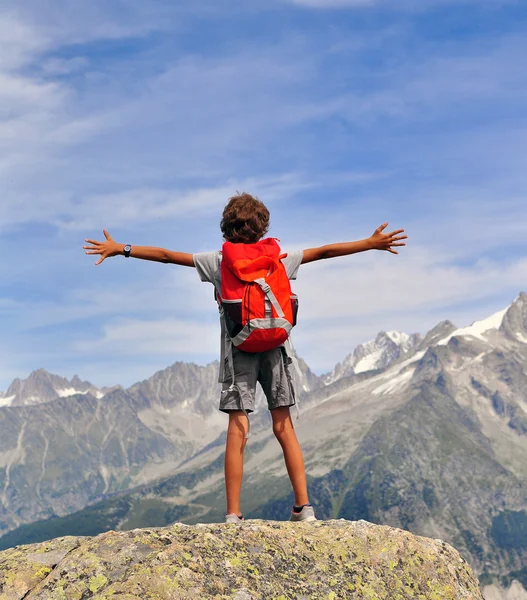 Ragazzo che guarda le montagne — Foto Stock