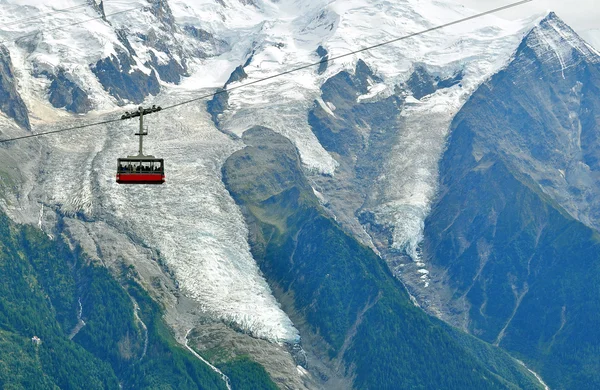 Teleférico en las montañas — Foto de Stock