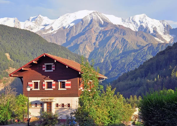 Casa alpina nas montanhas, França — Fotografia de Stock