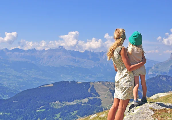 Maman avec un enfant dans les montagnes — Photo