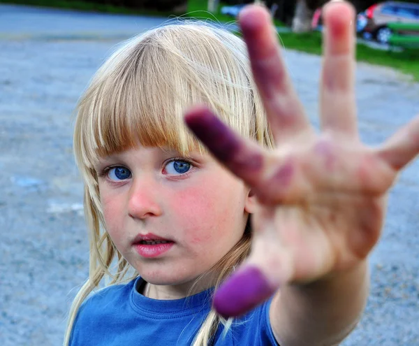 Porträtt av en pojke med en målad fingrar — Stockfoto