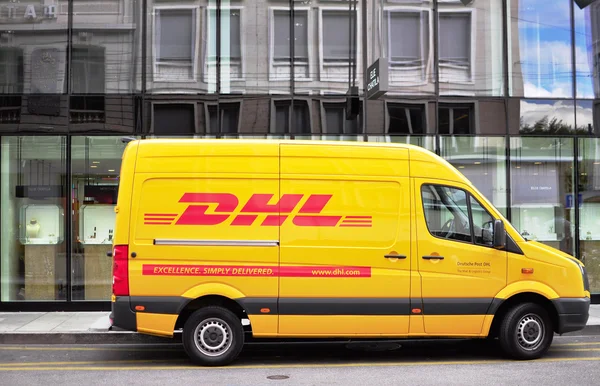 DHL van na ulicy — Zdjęcie stockowe