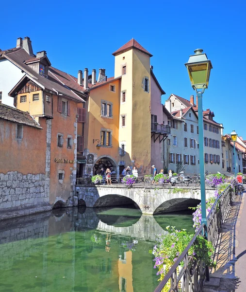 Annecy şehir merkezinde sokak görünümü — Stok fotoğraf