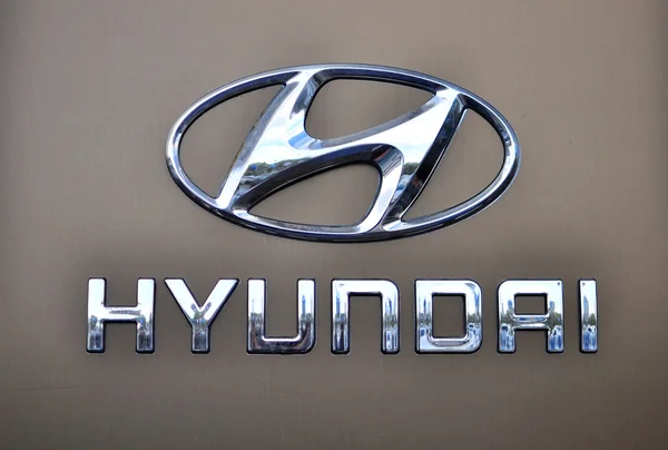 Logotype de la société Hyundai sur le fond gris — Photo