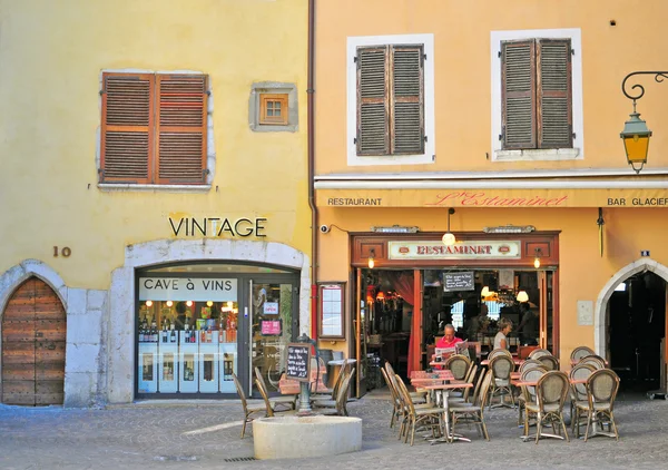 Restaurante cafetería francesa en el centro de la ciudad de Annecy Imagen De Stock