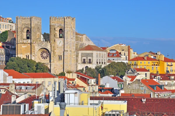 Catedral de Lisboa e bairro de Alfama — Fotografia de Stock